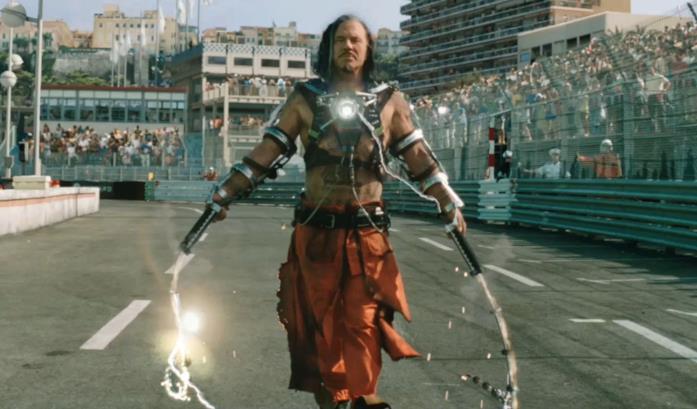 Iron Man 2, le 10 curiosità sul cinecomic Marvel Un'immagine di Whiplash in una sequenza di Iron Man 2