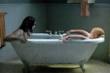 Sarah Snook nel ruolo di Jessie si rilassa in una vasca ignara di una presenza sovrannaturale vicina