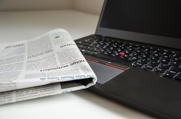 Un giornale e un laptop