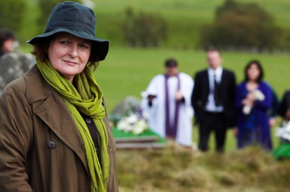 Brenda Blethyn in una scena della serie TV Vera