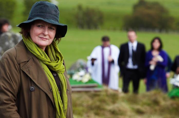 Brenda Blethyn in una scena della serie TV Vera
