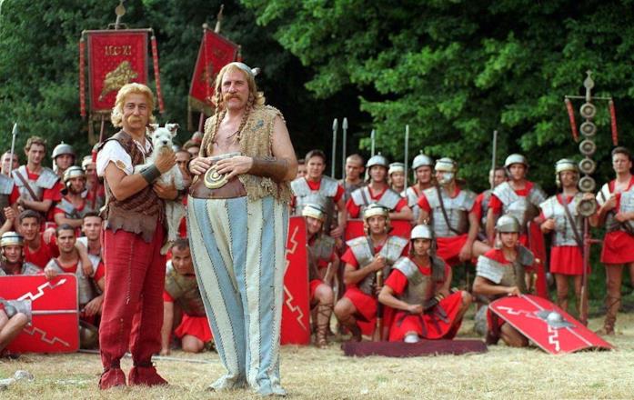 Una scena di Asterix e Obelix contro Cesare Christian Clavier e Gérard Depardieu