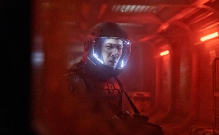 Il tenente Ryoo Tae-sook in The Silent Sea Ryoo Tae-sook in una scena di The Silent Sea