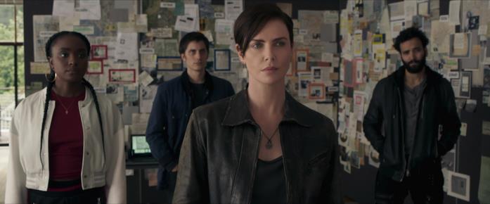 The Old Guard Luca Marinelli alle spalle di Charlize Theron