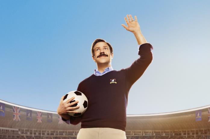 Jason Sudeikis con un pallone di calcio in mano