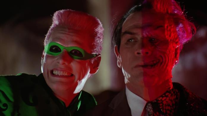Jim Carrey (a sx.) e Tommy Lee Jones (a dx.) nei panni de L'Enigmista e Due Facce Primi piani di Jim Carrey e Tommy Lee-Jones