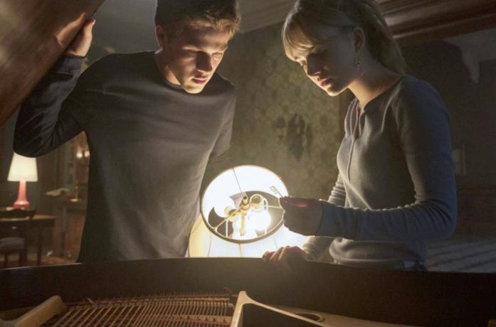 Connor Jessup ed Emilia Jones in Locke & Key