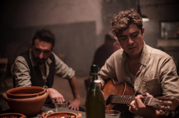 Riccardo Scamarcio suona la chitarra