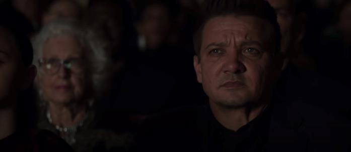 Hawkeye: Clint Barton e le nuove immagini del trailer Clint Barton a teatro