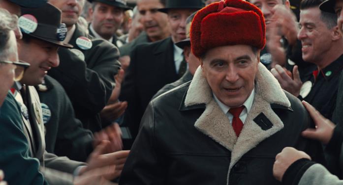 Al Pacino è Jimmy Hoffa in The Irishman Al Pacino circondato dalla folla in una scena di The Irishman