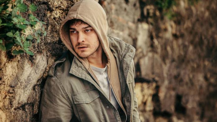 Hakan, protagonista di The Protector Primo piano di Çağatay Ulusoy in The Protector
