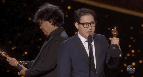Bong Joon-ho Bong Joon-ho osserva stupito l'Oscar