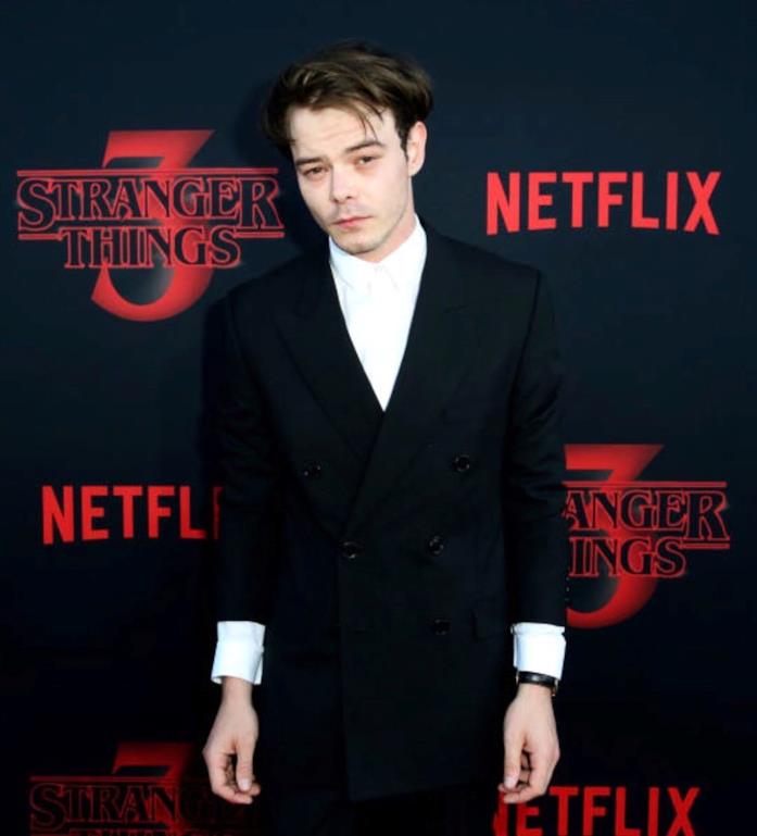 Charlie Heaton alla prima di Stranger Things 3 nel 2019 Charlie Heaton in abito elegante alla premiere di Stranger Things 3