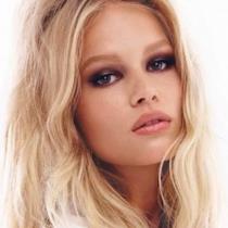 Anna Ewers