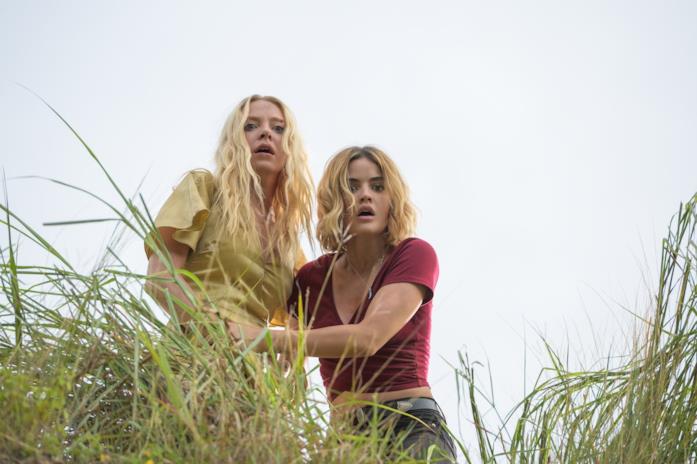 Fantasy Island, il trailer del remake griffato Blumhouse della serie Fantasilandia Portia Doubleday e Lucy Hale in una scena del film Fantasy Island