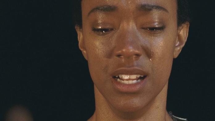 Sasha in lacrime nella settima stagione di The Walking Dead