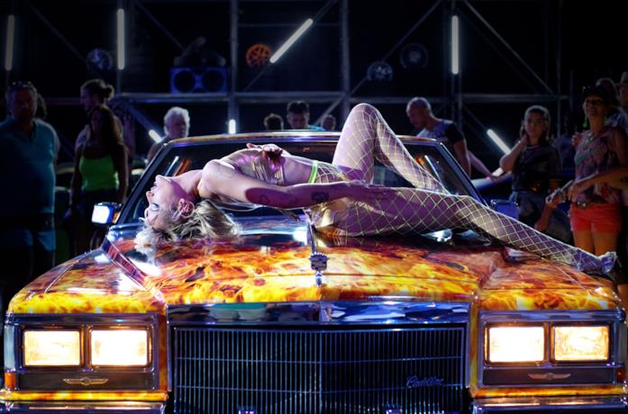 La protagonista di Titane balla su una Cadillac