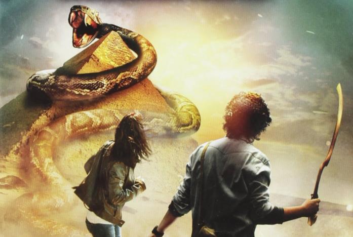 Sadie e Carter di spalle, affrontano un serpente