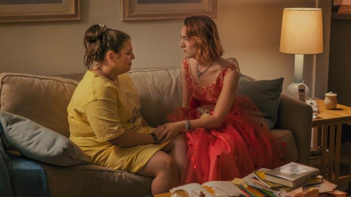 Julie e Lady Bird Julie e Lady Bird, sedute sul divano di casa di Julie, fanno pace e decidono di andare insieme al ballo