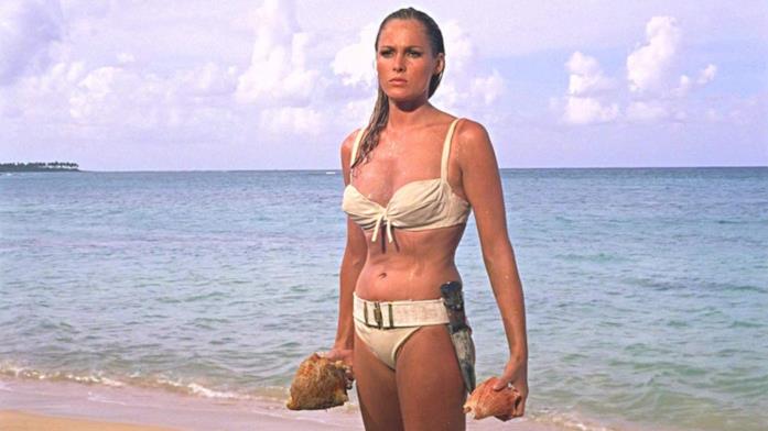 Halle Berry svela un incidente sul set di James Bond Ursula Andress in Agente 007 - Licenza di uccidere