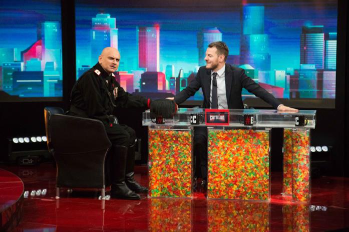 Sono tornato Alessandro Cattelan in un salotto TV con Mussolini