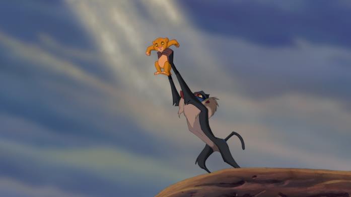 Rafiki alza Simba al cielo nella scena Il cerchio della vita