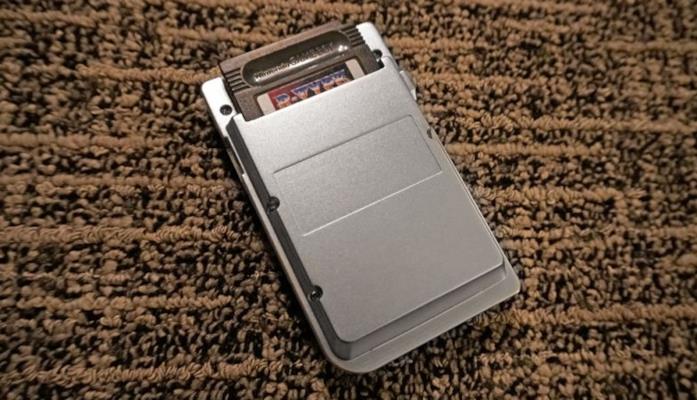 Ultra Game Boy di Hyperkin Il retro di Ultra Game Boy