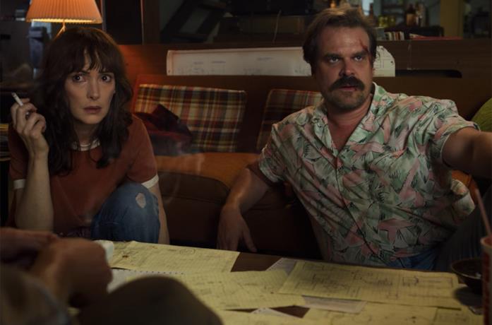 Hopper e Joyce in Stranger Things 3