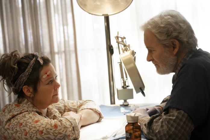 Il nido dello storno, tutto quello che devi sapere sulla toccante dramedy Netflix Melissa McCarthy e Kevin Kline in una scena del film Il nido dello storno