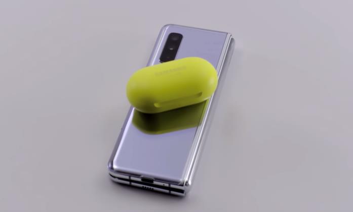 I Galaxy Buds supportano la funzione PowerShare di Samsung Foto dei Galaxy Buds appoggiati sul Galaxy Fold