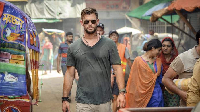 Tyler Rake, il nuovo action con Chris Hemsworth Chris Hemsworth attraversa la strada in una scena di Tyler Rake