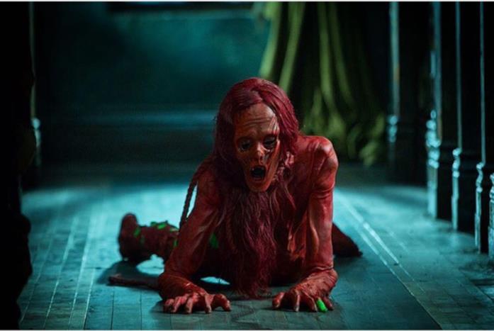 Uno dei fantasmi di Crimson Peak interpretato da Javier Botet Javier Botet interpreta le donne fantasma di Crimson Peak