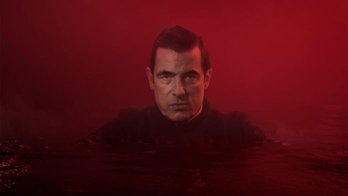 Claes Bang in una scena della mini-serie Netflix Dracula
