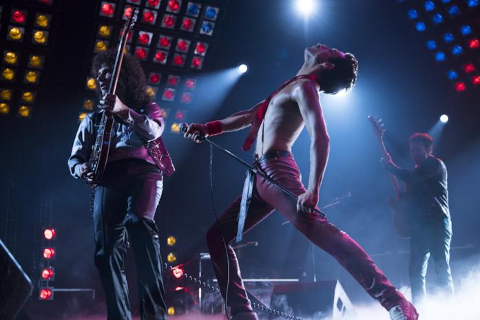 Freddie Mercury e i Queen Freddie Mercury canta in una scena del film