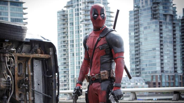 Ryan Reynolds col costume di Deadpool in una scena del primo film