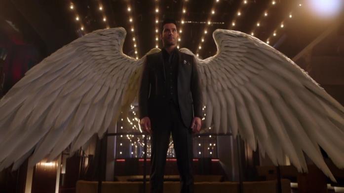 Tom Ellis apre le ali in una scena di Lucifer