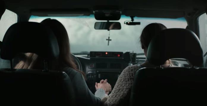 Le due Magnea si tengono per mano Le due Magnea in auto mentre guidano verso il vulcano