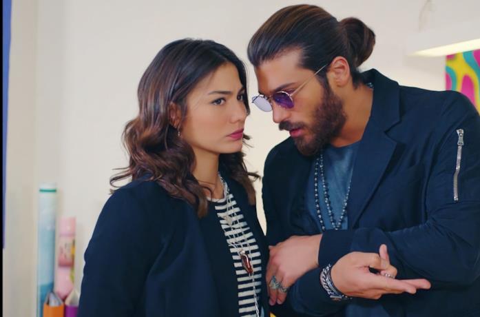 Can Yaman e Demet Özdemi in una scena di Daydreamer