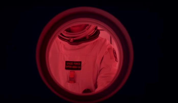 Space Force, gli omaggi a Stanley Kubrick Il capitano Angela sta aprendo il portellone dello shuttle