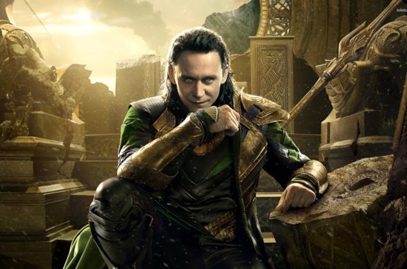 Tom Hiddleston in un'immagine promozionale di Loki