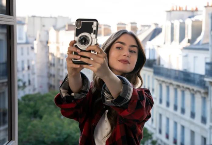 Emily in Paris Una scena di Emily in Paris
