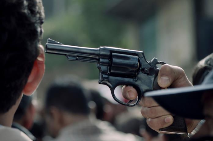 Una scena della serie Storia di un crimine Il candidato