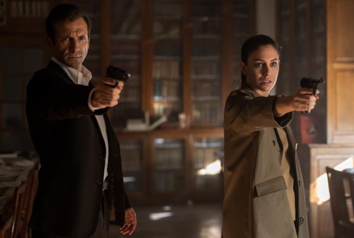 Jaguar: tutto quello che devi sapere sulla serie Netflix con Blanca Suárez Iván Marcos e Blanca Suárez in una scena della serie Jaguar