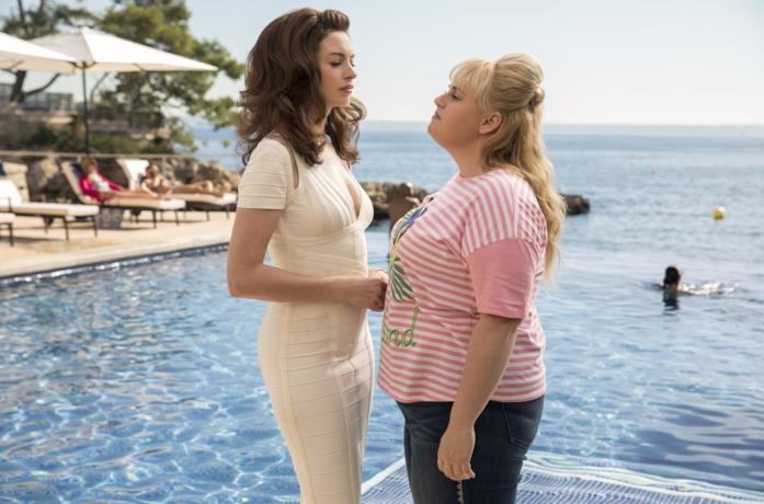 Anne Hathaway e Rebel Wilson in una scena del film Attenti a quelle