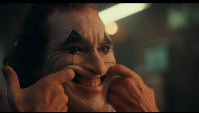 Joker sorride Joker forza un sorriso allo specchio