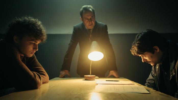 Operation Hyacinth, cosa devi sapere sul film Netflix e la sua storia vera Hubert Miłkowski e Tomasz Ziętek in una scena del film Operation Hyacinth