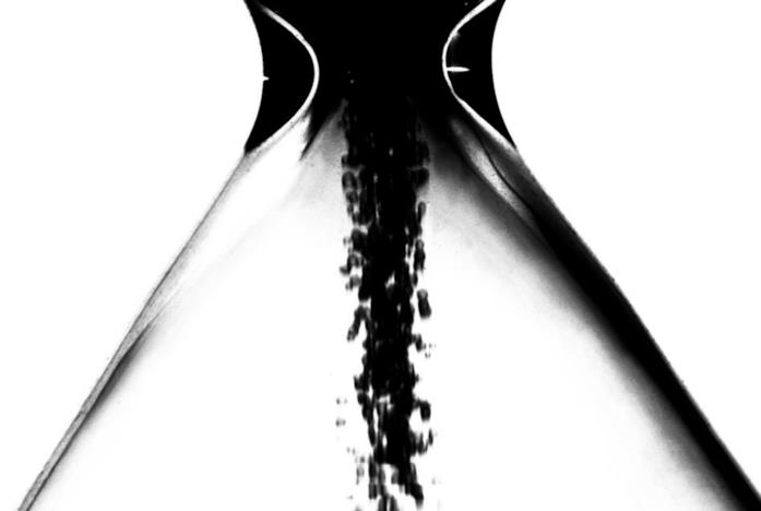 Parte di una clessidra in bianco e nero