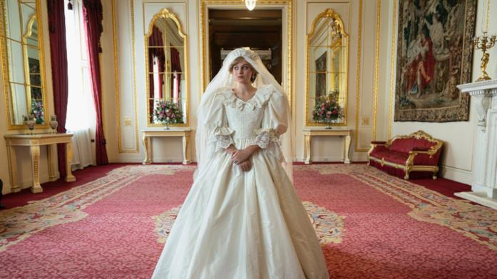 Emma Corrin in abito da sposa Una scena di Emma Corrin in The Crown 4