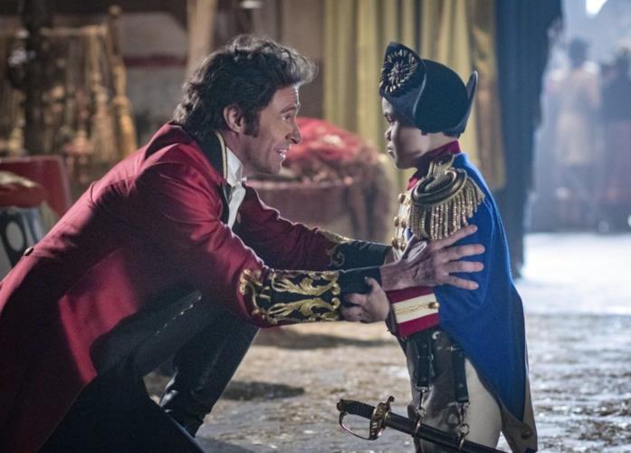 Hugh Jackman con Sam Humphrey in una scena di The Greatest Showman