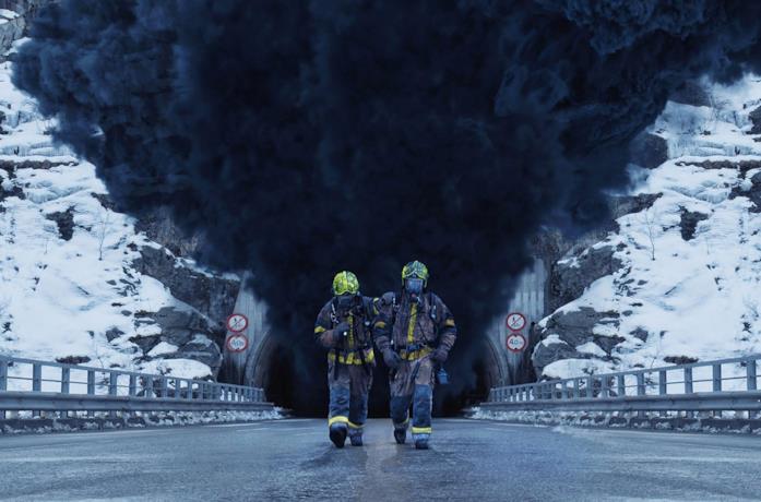 Thorbjørn Harr e Mikkel Bratt Silset in una scena del film The Tunnel - Trappola nel buio